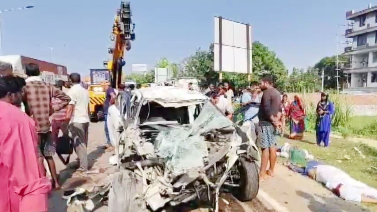 खड़े ट्रक से टकराई तेज रफ्तार कार 