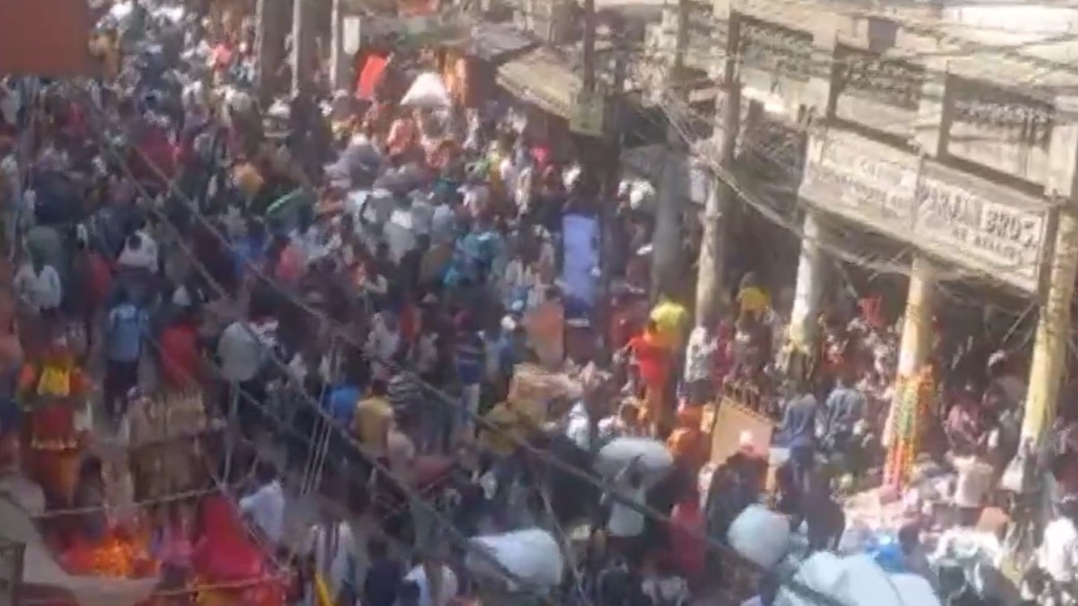 ये तस्वीर दिल्ली के सदर बाजार की है, जहां दिवाली से पहले भारी भीड़ उमड़ पड़ी