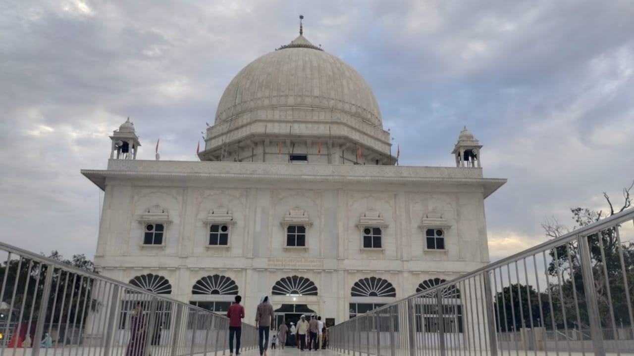 Will Visiting Muktidham Temple Help Salman Khan Mend Ties with Bishnoi Community? Will Visiting Muktidham Temple Help Salman Khan Mend Ties with Bishnoi Community?