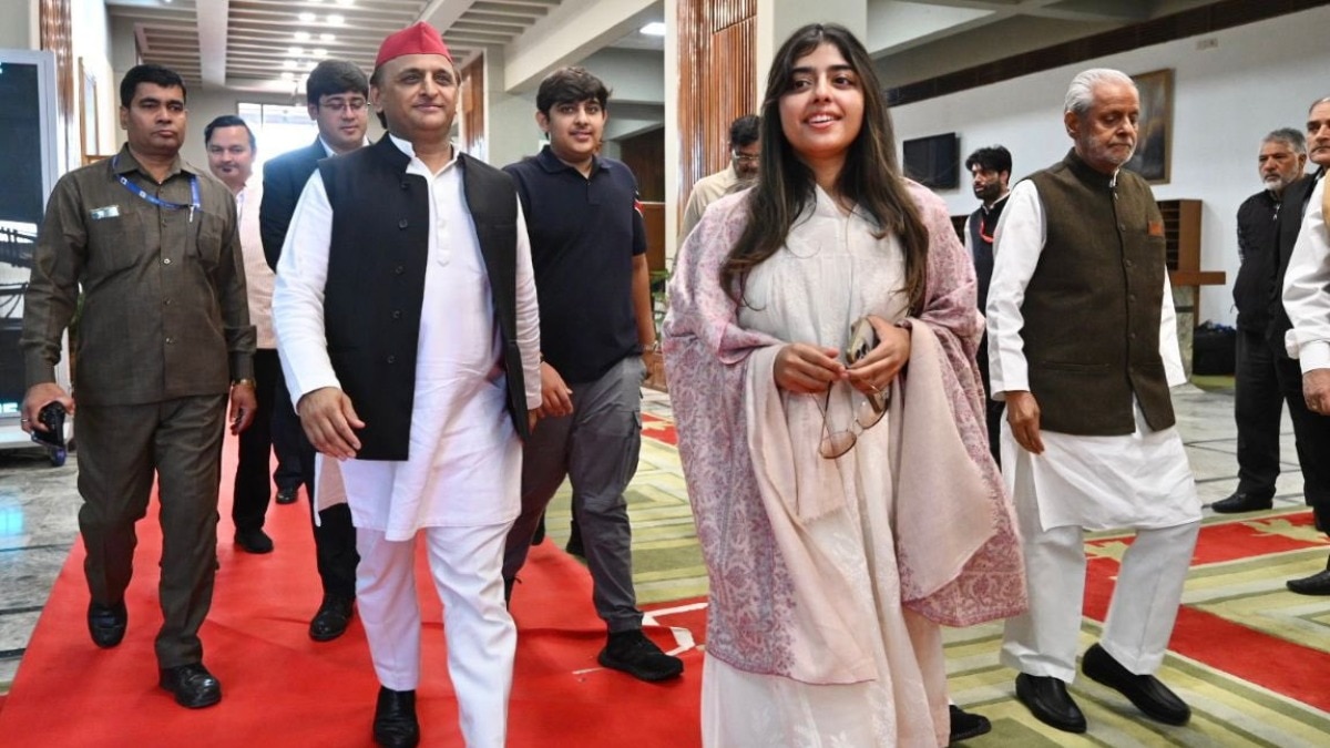 पिता के साथ दिखाई दीं अदिति और अर्जुन (फोटो: अखिलेश X हैंडल)