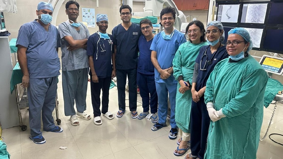 मरीज का टिप्स प्रक्रिया से स्टेंट लगाकर किया उपचार.