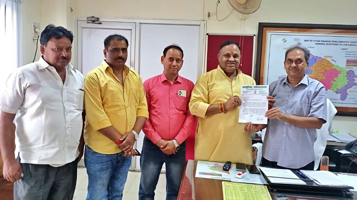 राज्य के मुख्य निर्वाचन आयोग के ऑफिस में आरएलडी नेता 