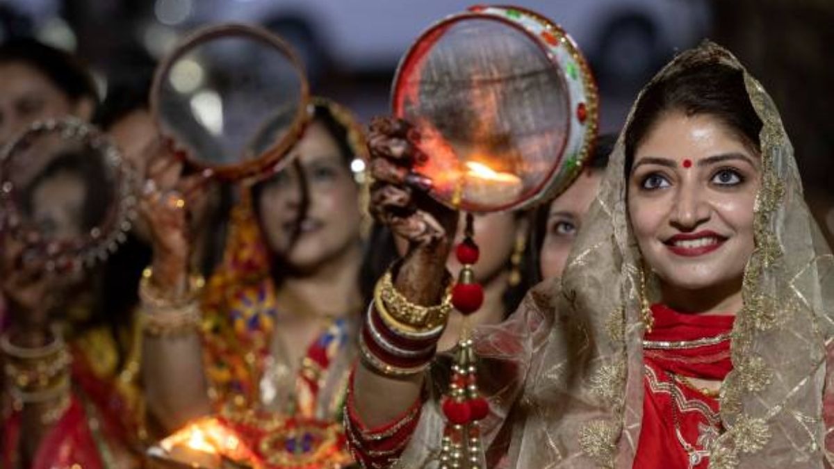 Karwa Chauth 2024: करवा चौथ कल, पूजन के लिए मिलेगा ये मुहूर्त, नोट करें चंद्रोदय का समय - karwa Chauth 2024 know shubh muhurat pujan Vidhi and niyam tlifdg - AajTak