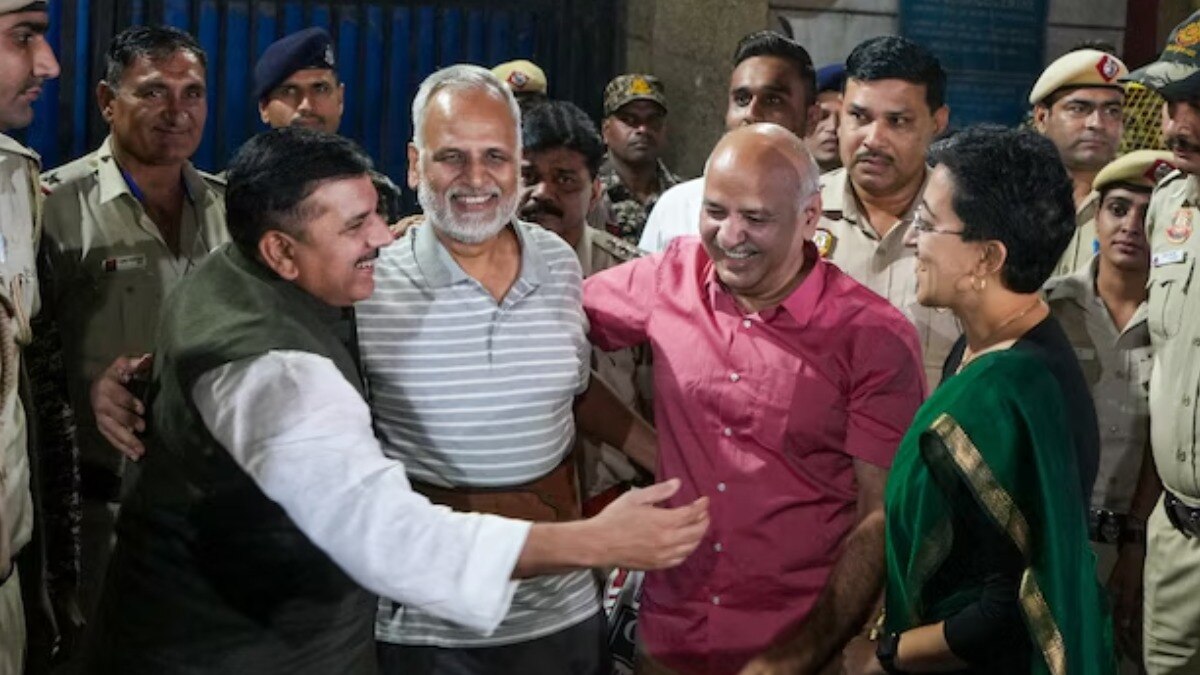 दिल्ली के मुख्यमंत्री अतिशी सहित पार्टी के वरिष्ठ नेताओं ने सत्येंद्र जैन का स्वागत किया.