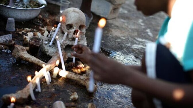 दो बेटों की लाश के साथ परिवार कर रहा था धार्मिक अनुष्ठान, मंत्रोच्चार सुनकर पड़ोसी ने बुलाई पुलिस और फिर...