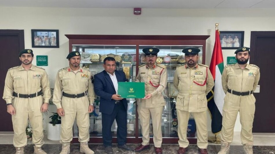 दुबई में ड्राइवर बना हीरो, 2.21 करोड़ के सामान को पुलिस को सौंपा(mage Credit: Dubai Police/X)