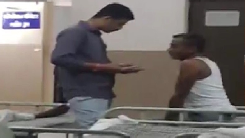 मरीजों को बीजेपी का सदस्य बनाता शख्स