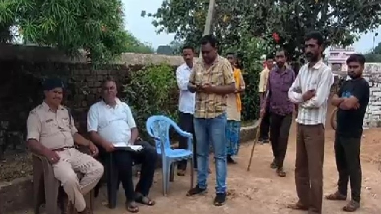 घटना के बाद मौके पर पहुंची पुलिस और एकत्रित हुए स्थानीय लोग