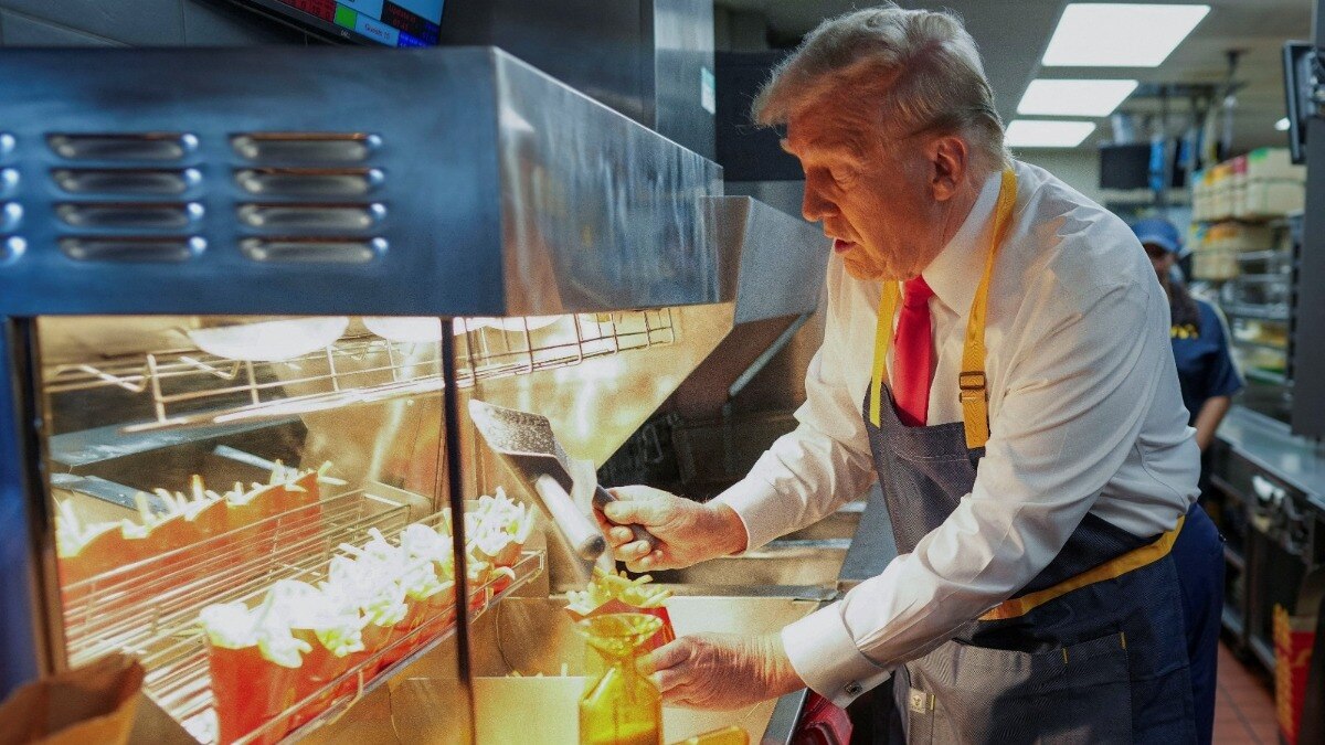 डोनाल्ड ट्रंप ने McDonald's पहुंचकर लोगों को फ्राइज सर्व किये.