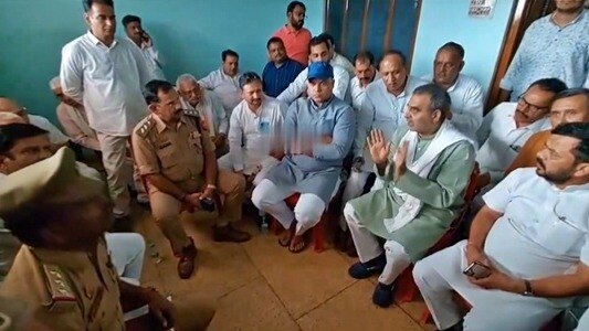 मुजफ्फरनगर: पुलिसवालों से बात करते संजीव बालियान