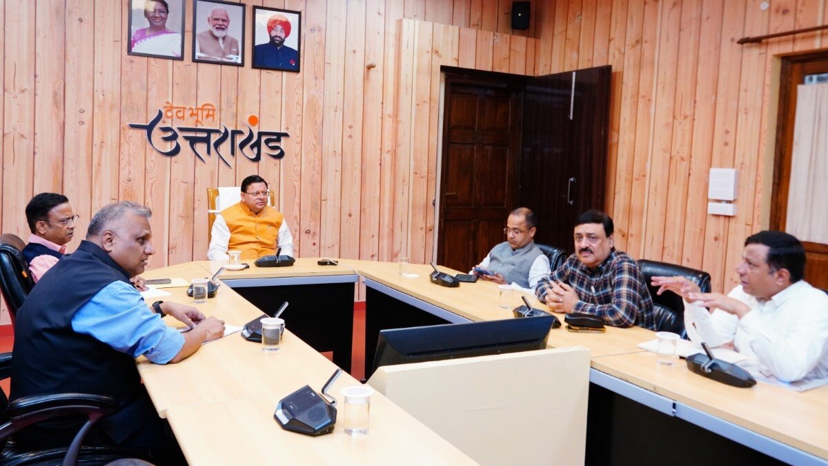 सीएम पुष्कर धामी और प्रदेश अधिकारियों की बैठक