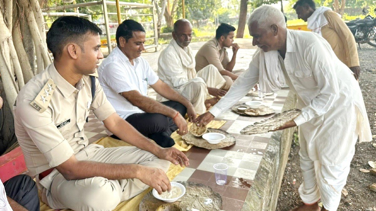 दुश्मनी खत्म करने के बाद SDOP संतोष पटेल को भोजन कराते लोग.