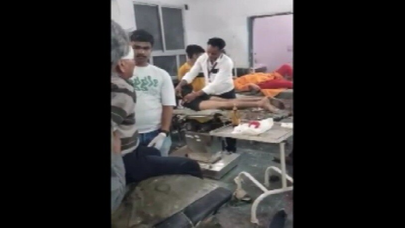 मरीजों को दवाई देता और इंजेक्शन लगाता ड्राइवर