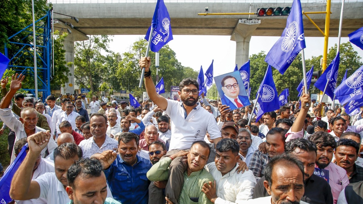 SC/ST सेल के इंचार्ज राजकुमार पांडियन के खिलाफ प्रदर्शन करते जिग्नेश मेवाणी और अन्य