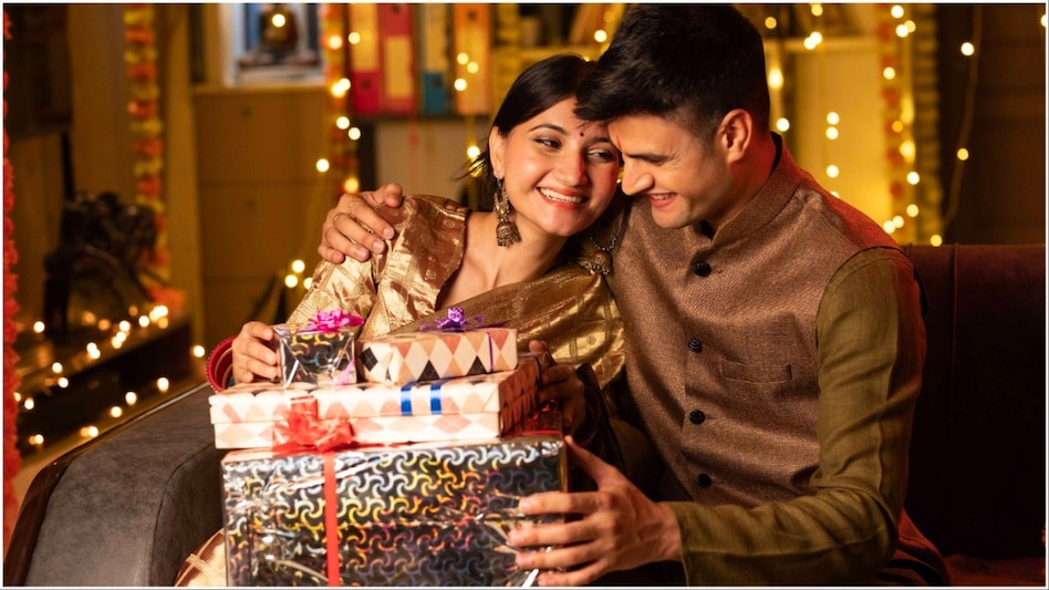 Diwali Gifts Ideas 2024: दिवाली पर फ्रेंड्स और फैमिली को देना चाहते हैं गिफ्ट? यहां से लें आइडिया - Diwali 2024 31 october gift ideas for friends and family unique gift ideas
