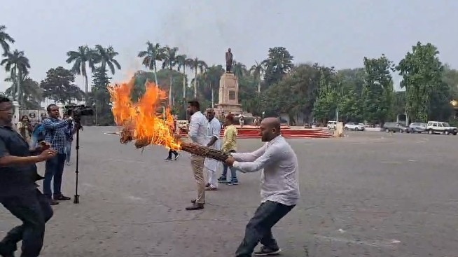 बिहार सीएम हाउस के बाहर फूंका पुतला