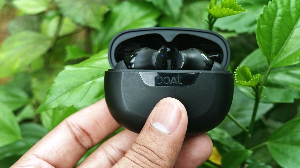 boAt Airdopes 300 TWS Review: पावरफुल साउंड और मजबूत बैटरी बैकअप, बोरिंग है डिजाइन 