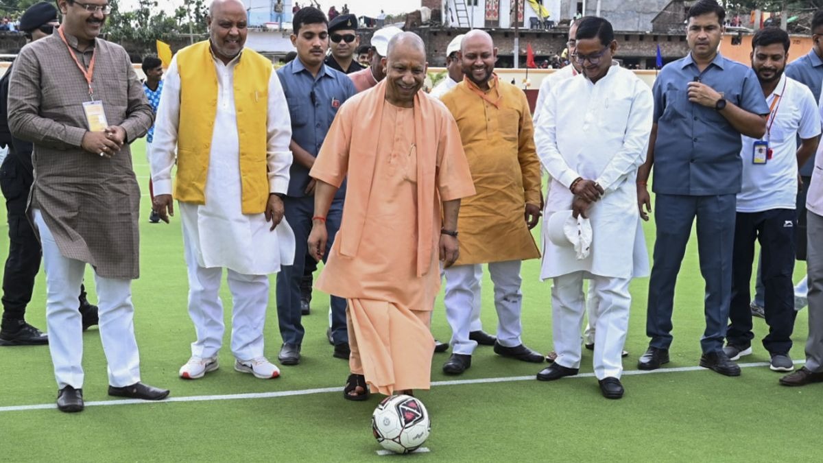 एक कार्यक्रम बीजेपी के स्लोगन जय श्रीराम सुनकर तो संघ प्रमुख मोहन भागवत भी खफा हो गये थे, लेकिन योगी आदित्यनाथ के नये स्लोगन 'बंटेंगे तो कटेंगे' को मौका देखकर हर जगह एनडोर्स किया जा रहा है. 