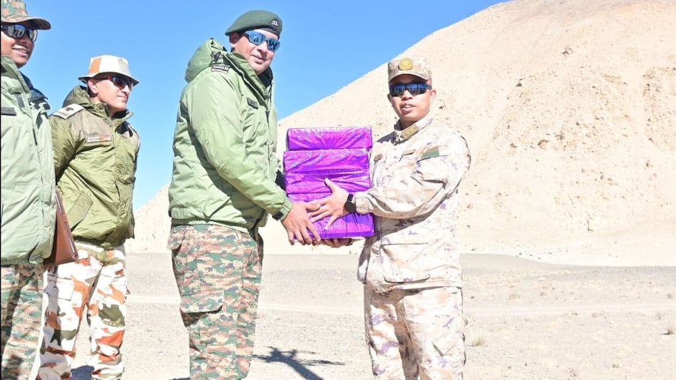 भारत-चीन संबंधों में सुधार, LAC पर दिवाली की मिठाइयों का आदान-प्रदान