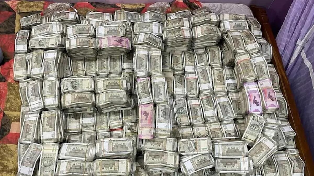 10 करोड़ की विदेशी करेंसी जब्त