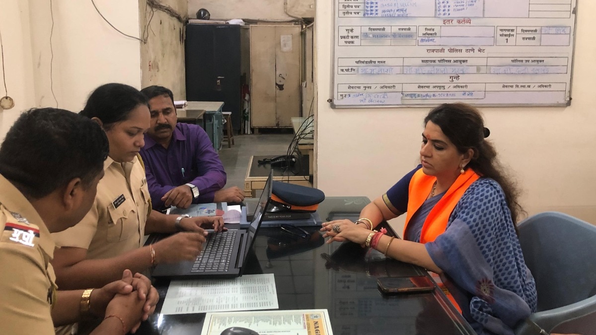 अरविंद सावंत के खिलाफ शिकायत दर्ज करातीं शाइना एनसी