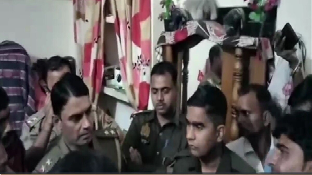 मेरठ में ग्रामीणों ने दो दारोगा को बंधकर बनाकर पीटा