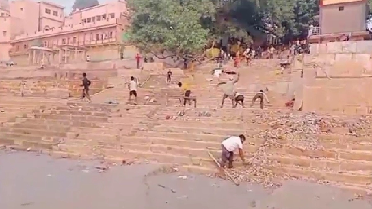 एक दूसरे पर पत्थरबाजी करते नाविकों के गुट