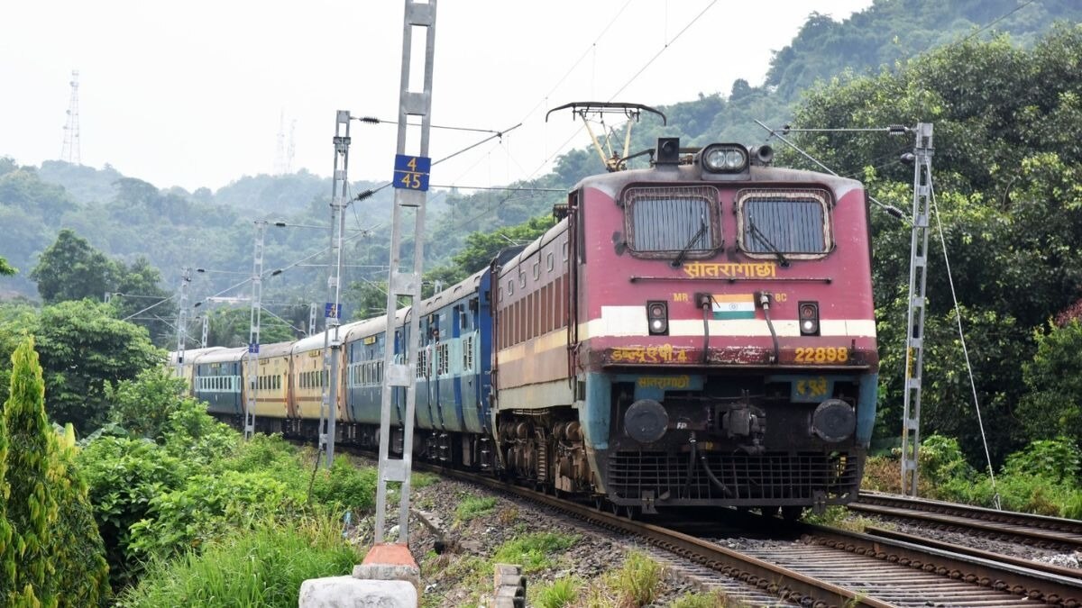 छठ पर घर जाने वाले टिकट के लिए न हो परेशान...इस रूट पर चलाई जा रही स्पेशल ट्रेनें, चेक करें शेड्यूल