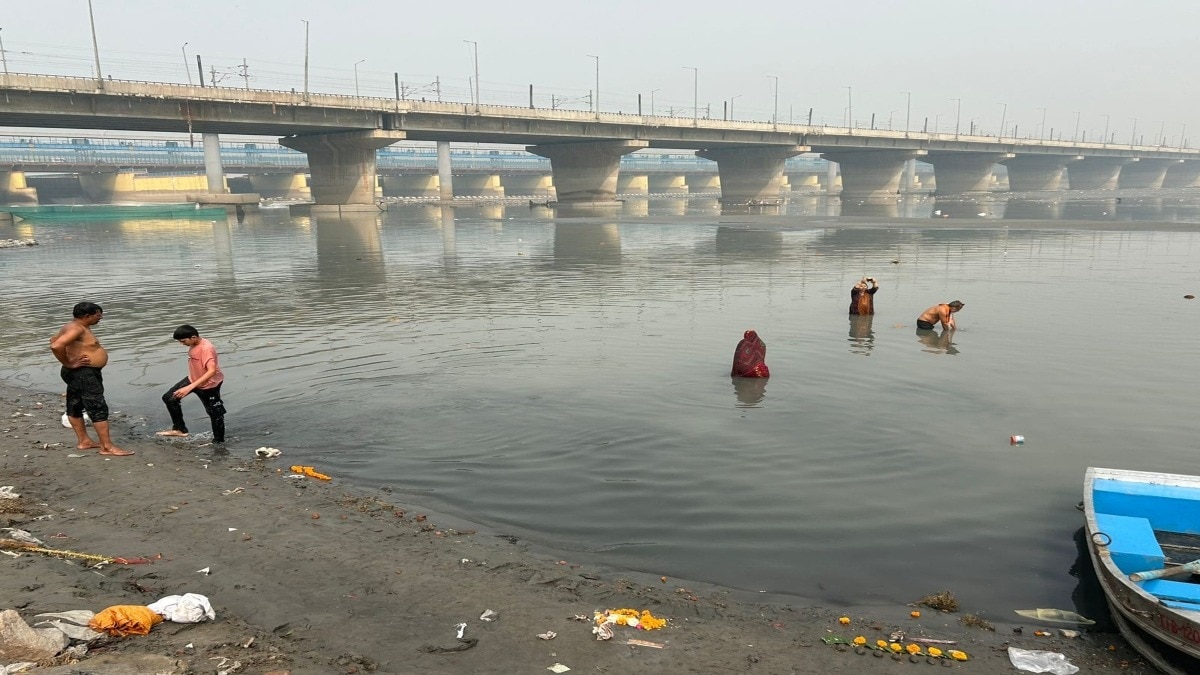छठ श्रद्धालुओं ने घाट पर पूजा पाठ शुरु कर दिया है
