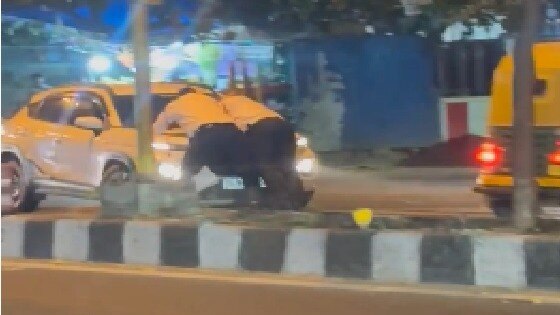 कार के बोनट पर लटके ट्रैफिक पुलिस के जवान