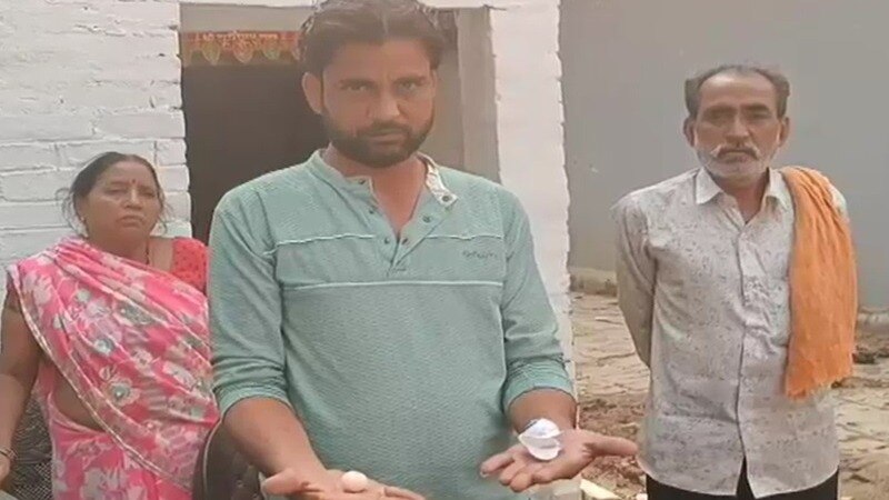 जिस टॉफी से बच्चे की हुई मौत उसे दिखाते परिजन