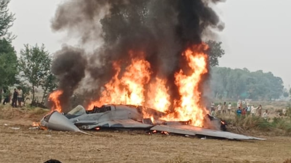 आगरा में वायुसेना का विमान क्रैश हो गया