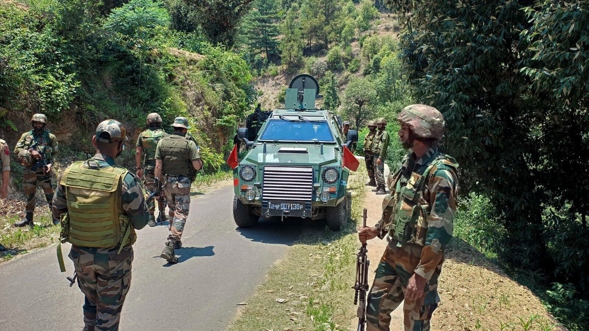 J-K: कुपवाड़ा में सुरक्षा बलों और आतंकियों के बीच मुठभेड़, गोलीबारी जारी - jammu kashmir Kupwara Encounter between security forces and terrorists firing continues ntc - AajTak