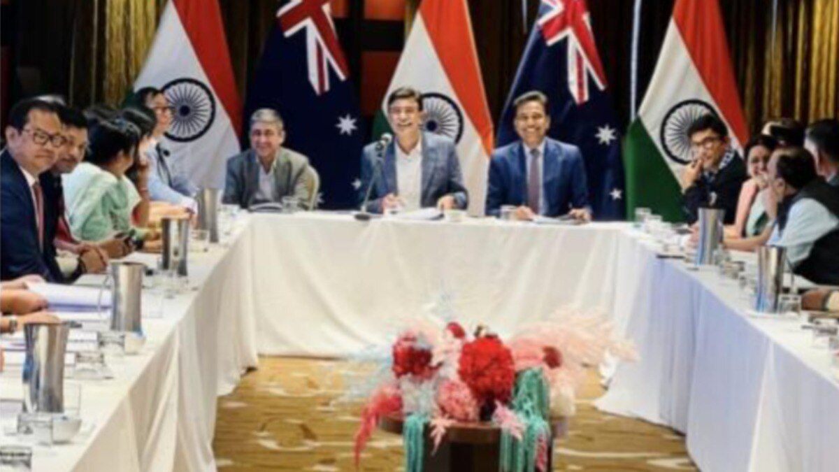  प्रतिनिधिमंडल को जानकारी शेयर करते अनुराग शर्मा