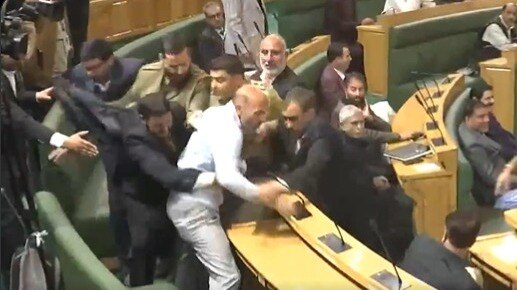 J-K विधानसभा में लगातार तीसरे दिन 370 पर बवाल, विधायकों के बीच हुई धक्का-मुक्की और हाथापाई - jammu kashmir assembly huge ruckus on Article 370 BJP starts sloganeering as soon as session