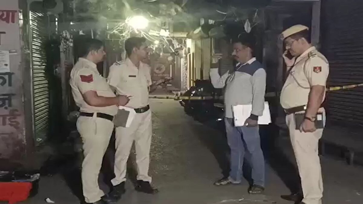 घटनास्थल पर जांच करती पुलिस. 