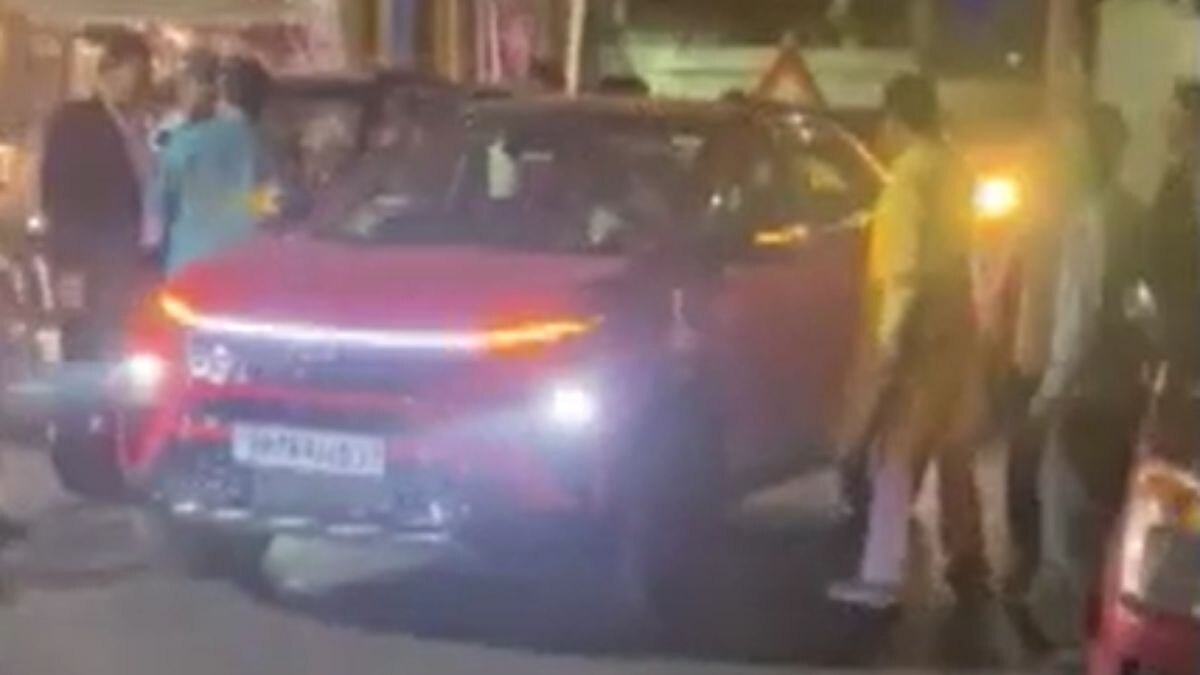 बीच सड़क पर खड़ी कर दी कार. (Video grab)