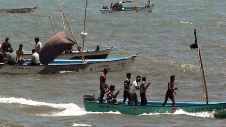 श्रीलंका नौसेना ने समुद्री सीमा पार करने के आरोप में 23 भारतीय मछुआरों को पकड़ा - Sri Lanka Navy arrests 23 Indian fishermen for crossing maritime border ntc - AajTak