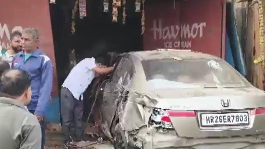 हादसे के बाद दुकान में घुसी कार