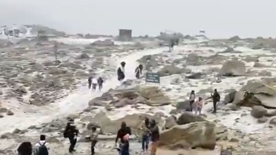 जम्मू-कश्मीर में बदला मौसम, कई इलाकों में शुरू हुई बर्फबारी. (photo Source @Social Media)