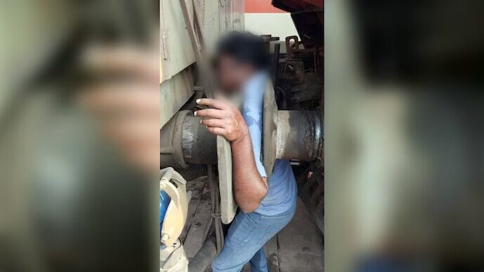 'रक्षक' की कमी, खराब कॉर्डिनेशन या पुरानी कपलिंग तकनीक... इंजन और बोगी के बीच दबकर रेलवे कर्मी की मौत के पीछे की वजह क्या?