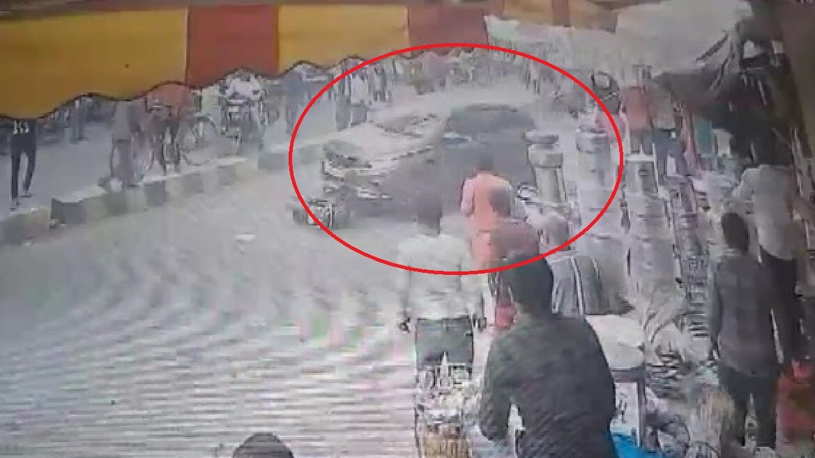 झांसी में एक कार ने बाइक को मारी टक्कर