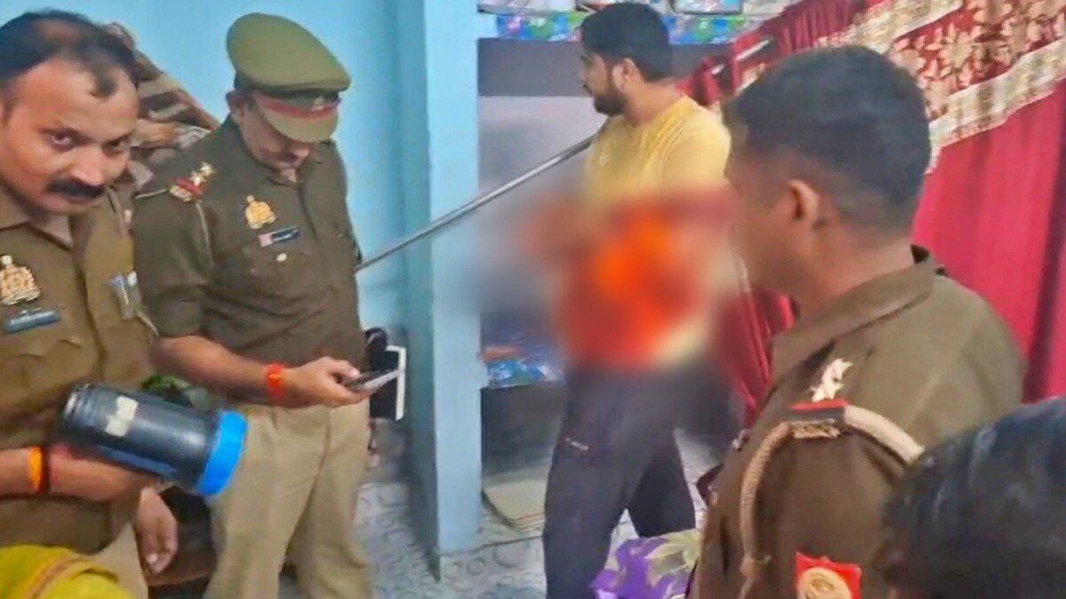 गाजियाबाद: घायल हालत में खड़ा बेटा (पीली टीशर्ट) 