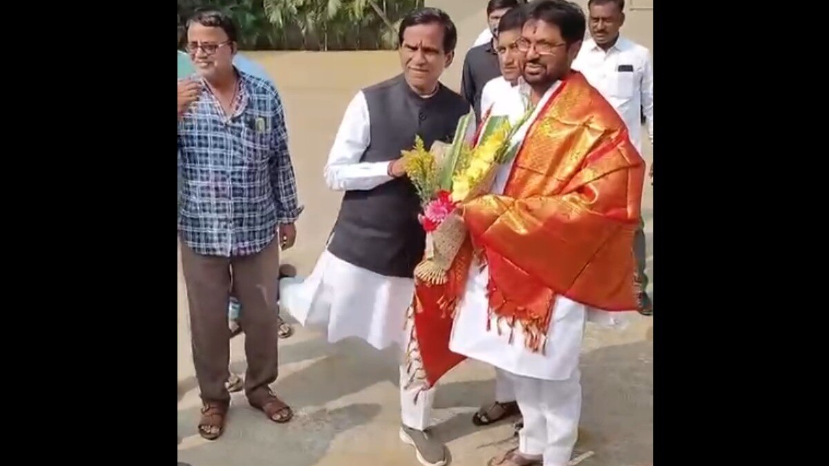 फोटो फ्रेम में आ रहे कार्यकर्ता को नेताजी ने मारी लात तो बोला- हमारी तो 30 साल से दोस्ती है, VIDEO