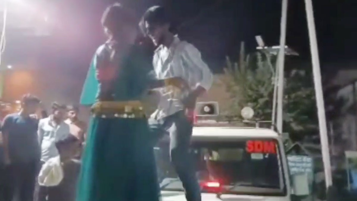 SDM की गाड़ी पर चढ़कर डांस करते युवक और युवती