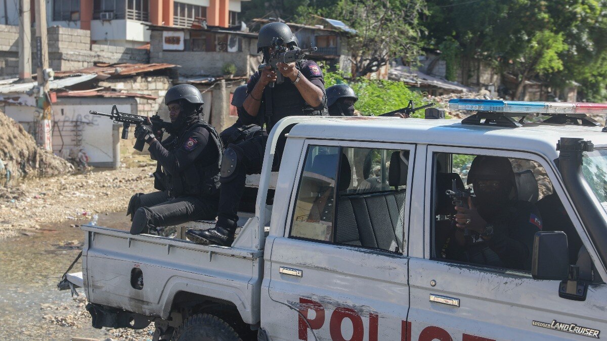 पोर्ट-ऑ-प्रिंस में फायरिंग के बाद गश्त करती पुलिस की टीम (फोटो क्रेडिट-AP)