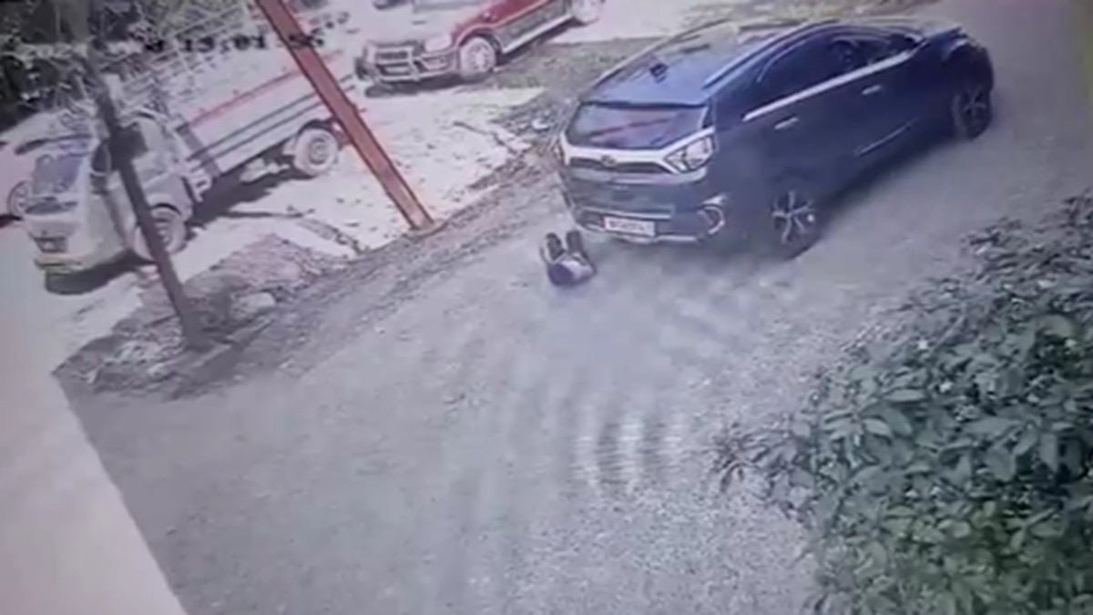 बच्चे के ऊपर से गुजर गई कार