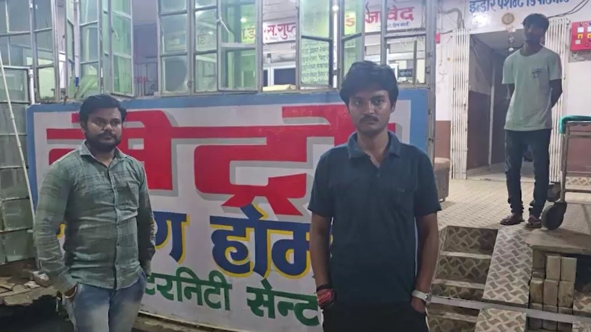 घटना की जानकारी देते महिला के परिजन.