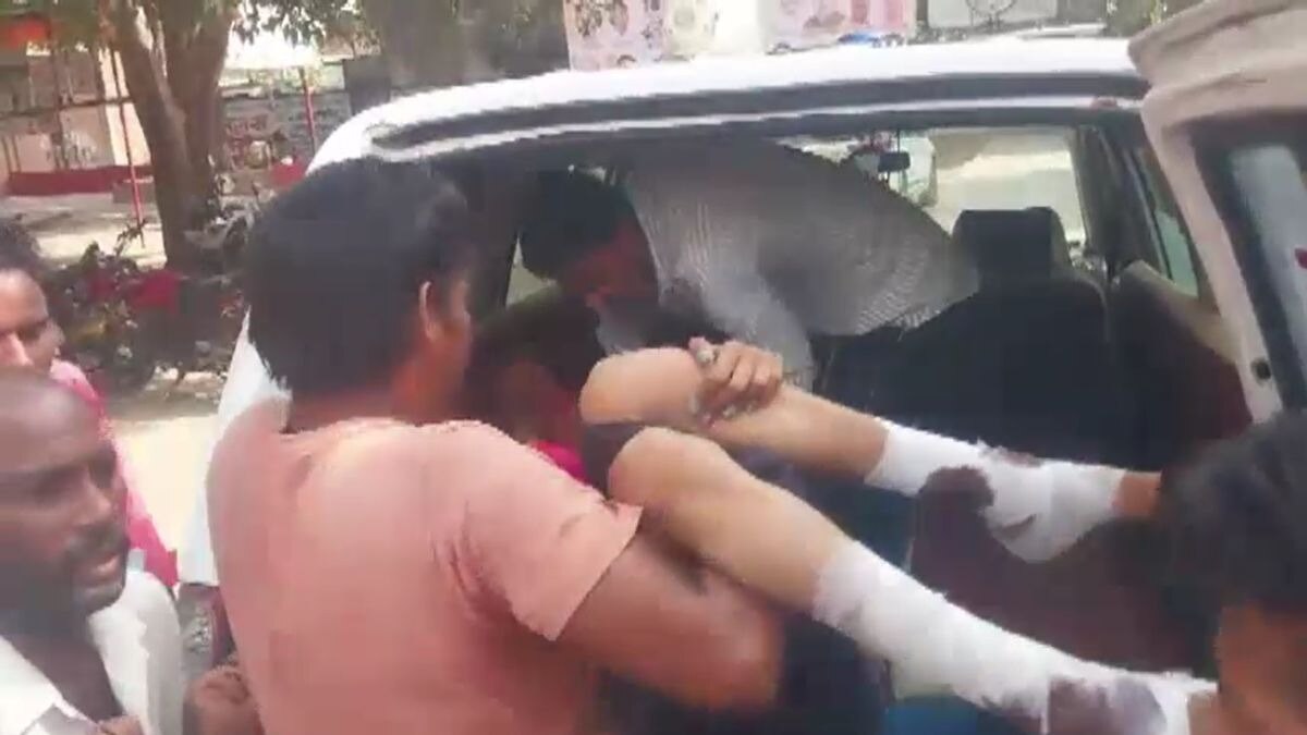 बच्चों को इलाज के लिए लेकर जाते परिजन.