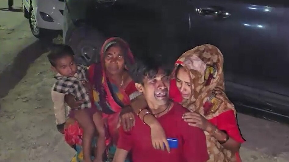 Fire in Jhansi Medical College - झांसी अग्निकांड: 'हाय मेरा बच्चा, एक बार चेहरा ही दिखा दो...', बोलते-बोलते बेहोश हो गई जिगर के टुकडे को खोने वाली मां - jhansi ...